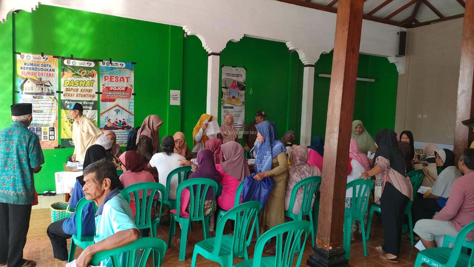 PEMBAGIAN CPP DESA KEDUNGBENDA BERUPA BERAS DAN MINYAK GORENG